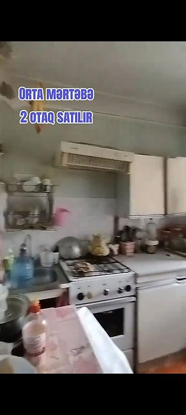 Köhnə tikili: Orta mərtəbədə yerləşən 2 otaqlı mənzil satılır. Planlaşdırma: - — 9