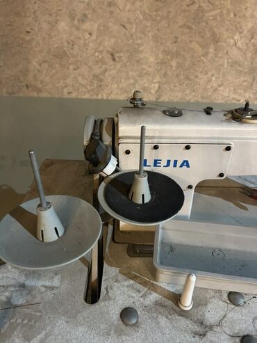 мотор швейных машин: Промышленная швейная машина LEJIA на столе с приводом -