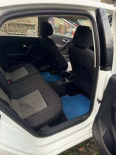 eva полики бишкек: Volkswagen Polo: 2013 г., 1.6 л, Кол менен иштөөчү, Бензин, Седан — 3