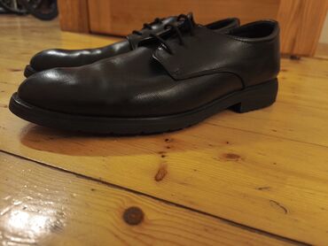 Ayaqqabılar: Qara rəngdə olan dəri kişi ayaqqabıları. Dəbli dizaynı ilə həm rəsmi — 3