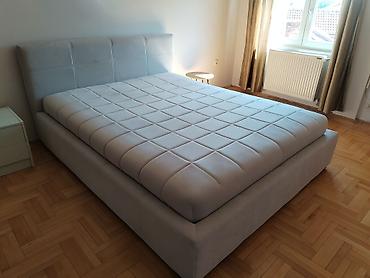 Tapacirani bračni krevet sa visokim uzglavljem korišćen vrlo malo. -
