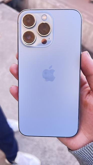 Смартфон Apple iPhone (линейка Pro) в цвете голубой/светло‑синий