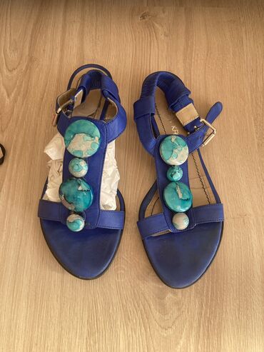 обувь для спорта: Кожаные босоножки с ярко-насыщенном синем цвете, инкрустированными