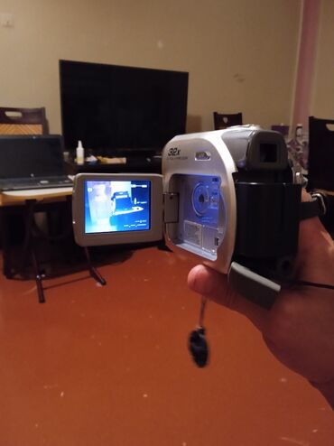 islenmis kamera: Mini JVC əl Kamerası, Malaziya istehsalidir. kiçik kasetle işleyir