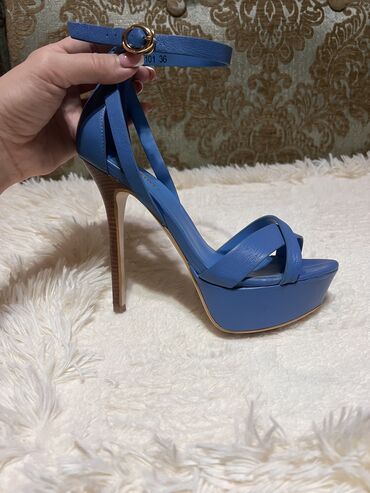 обувь для борьбы: Продаю босоножки небесно синего цвета 36 размера кожаные фирмы Basconi
