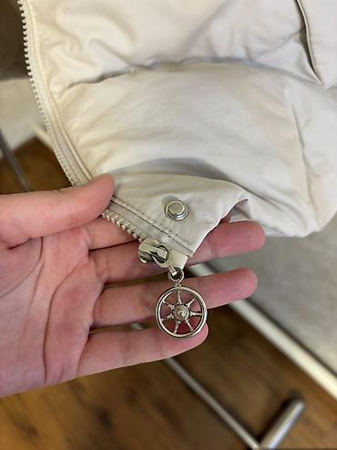 Пуховики и зимние куртки: Продаю куртки по 1000 сом, 1+1=1800 сом Подойдет на весну Цвета — 8