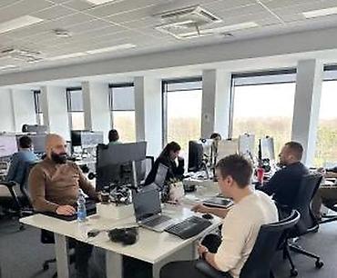 Kancelarija: Moderna opremljena kancelarija – otvoreni prostor za timove - Svetao — 3