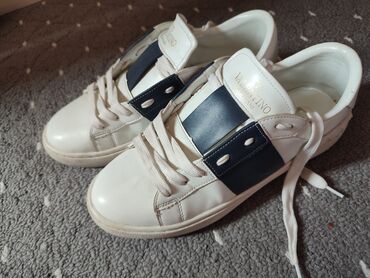 волейболные кроссовки: Valentino garavani, с коробкой и пакетом, одевал месяц стали маленькие
