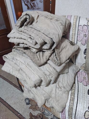 продаю постельное: Продаю зимние одеяла верблюжьи