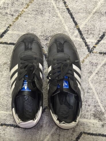 Toy paltarları və aksesuarları: Qara Adidas Samba kişi krossovkası 43 razmer. Deffekti olduğu üçün