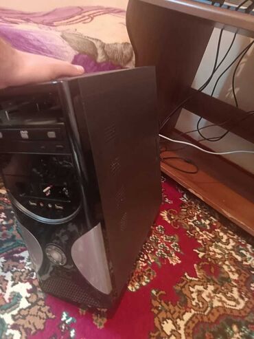 Masaüstü kompüterlər və iş stansiyaları: Qara rəngdə olan, istifadəyə yararlı kompüter bloku. Əsasən ev və ya