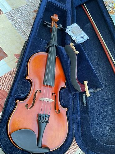 sadxu taxtası: 4/4 ölçülü skripka satılır. Şəkillərdə göründüyü kimi alət klassik — 1