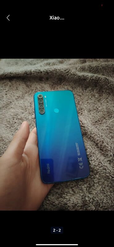 кнопка телефон: Arxa tərəfində dörd kamerası olan göy rəngli Xiaomi Redmi smartfon