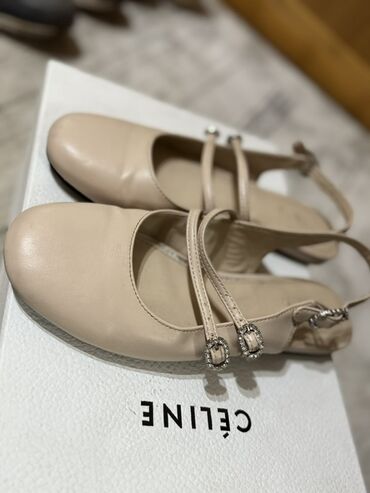 черные кожаные туфли: Балетки Celine из мягкой кожи в нюдовом оттенке. - Модель: Mary Jane