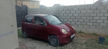 машина байтик: Хэтчбек Daewoo Matiz, представленный в темно-красном или бордовом