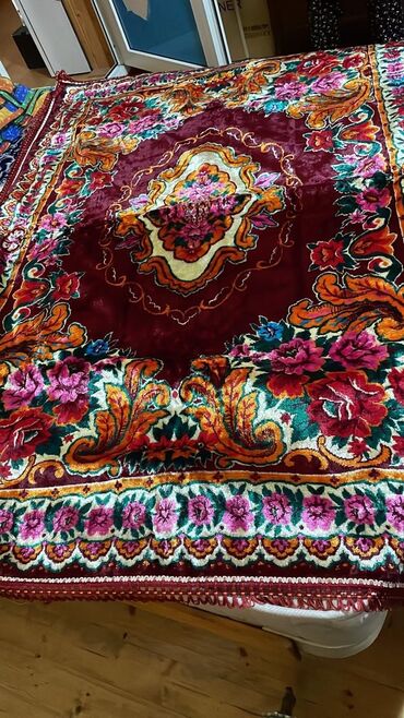 Digər tekstil: Divan üçün rəng - Qırmızı Yataq örtüyü