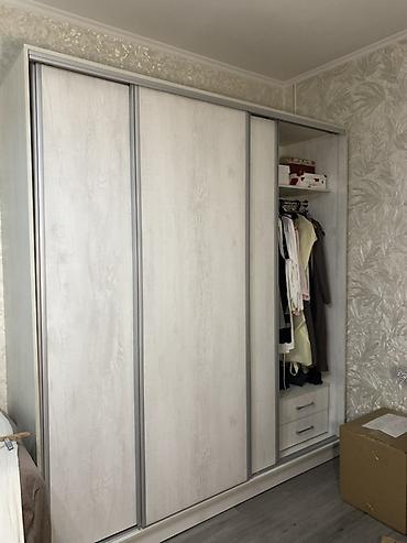 двери складные межкомнатные: Б/у шкаф-купе с тремя раздвижными дверями - Цвет и материал: светлый — 2