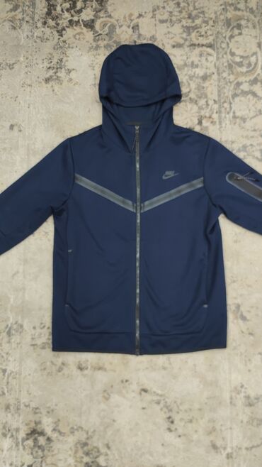 мужское пальто черное: Tech Fleece темно синего цвета в хорошем состоянии из дефектов только