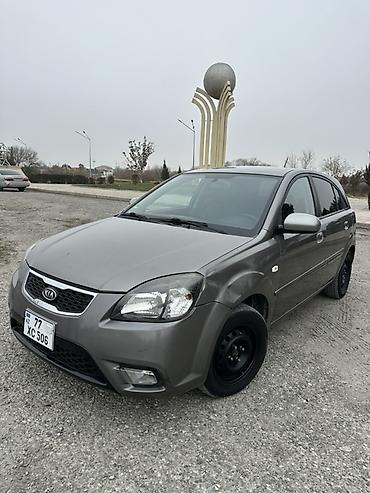 Kia: Kia Rio hatchback - Kuzov: 5 qapılı hatchback, boz rəng - Mühərrik — 3