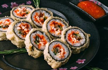 Готовые блюда, кулинария: Сеты роллов и суши - Тёплые роллы в хрустящей панировке: крупные — 2