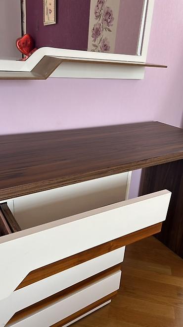 lepe: Mebel dəsti – 600 alınıb.komod 2-ci əldi, iş/üz masası və divardan — 4