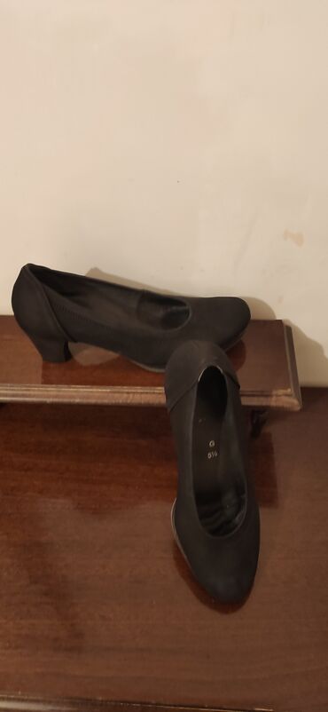 женские бежевые замшевые туфли: Туфли, Размер: 38, цвет - Черный, Б/у
