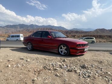 кузов бмв е34: Красный седан BMW 5 серии (E34) с четырехдверным кузовом. Автомобиль