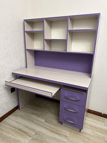 table study: Письменный стол с надстройкой и выдвижной полкой для клавиатуры. - — 2