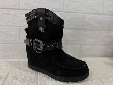 Čizme: 36 do 41
2850

din.
Extra kvalitet — 10