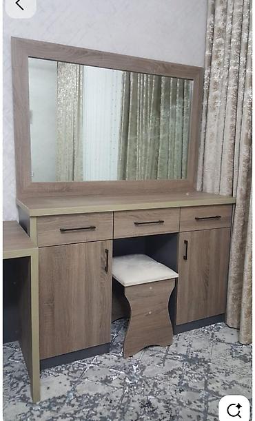 saç stolu: Geniş güzgülü makiyaj masası dəsti - Material: ağac teksturalı — 1
