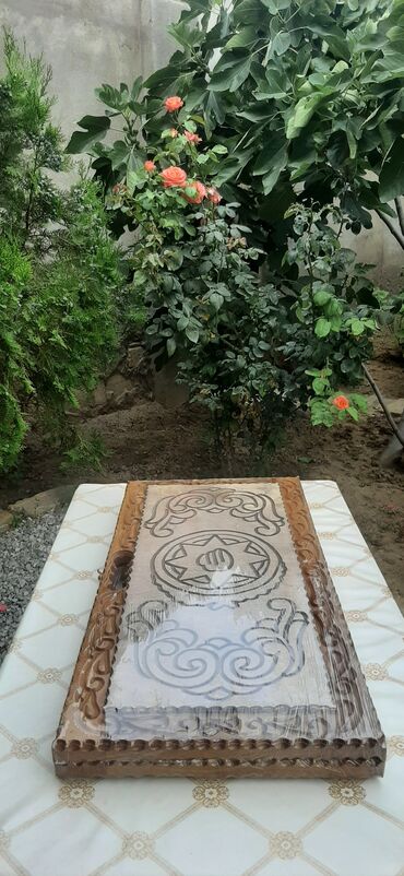 Nərdlər: Bu, təbii ağacdan hazırlanmış, əl işi nard taxtasıdır. Taxtanın səthi -da lalafo.az — 14 Nərdlər: Bu, təbii ağacdan hazırlanmış, əl işi nard taxtasıdır. Taxtanın səthi — 14