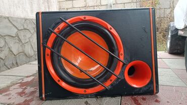 динамик саб: Сабвуфер в корпусе с фазоинвертором Номинальная мощность: 300 Вт