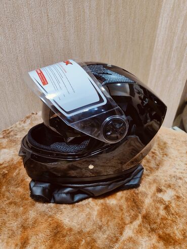 горнолыжный шлем: Продаю черный матовый шлем и черный глянцевый шлем, со встроенными