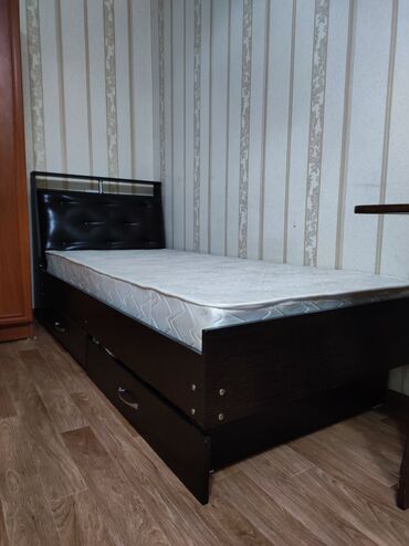 кровать с ящиками: Односпальная кровать, Б/у, С мягкой обивкой, длина - 190 см