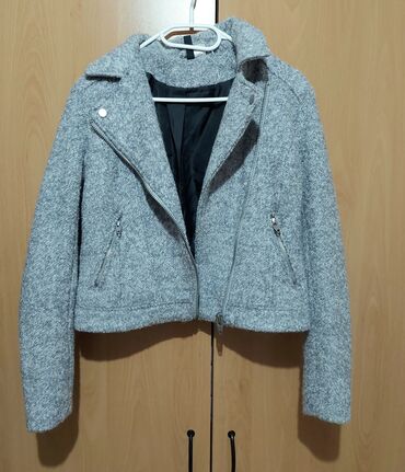 zuta prolecna jaknica rukavramena duzina grudi: H&M siva jaknica NOVA Velicina je XS Duzina: 47cm Ramena: 38