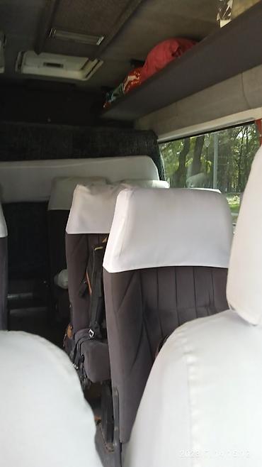 кемперы: Пассажирский микроавтобус белого цвета (тип Mercedes Sprinter — 5
