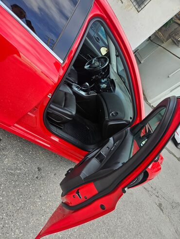 Chevrolet: Chevrolet Cruze LT sedan – parlaq qırmızı rəngdə, qara rəngli 17'' — 20