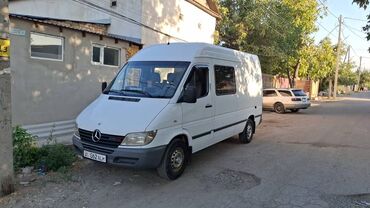 бусик машина: Грузовой фургон Mercedes-Benz Sprinter, предназначенный для