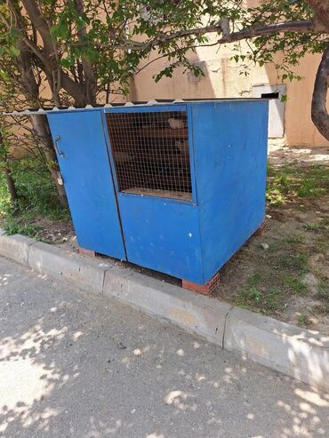 Клетки: Mavi rəngdə, metal konstruksiyalı, açıq havada istifadə üçün nəzərdə