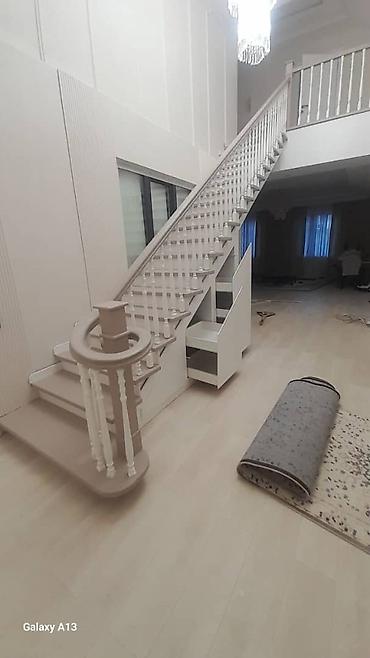 Деревянные лестницы: Деревянная лестница Для дома, Вид дерева: Дуб, Форма лестницы: Г-образная, Стиль: Классический — 13