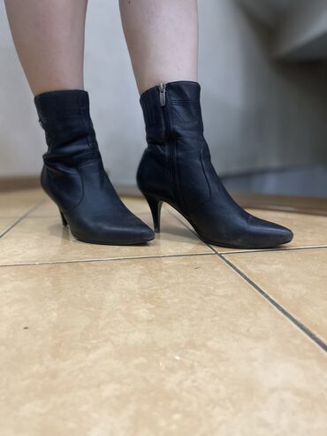 женская обувь размер 38: Сапоги по 1300 сом чисто кожа остальные туфли босоножки по 500 сом