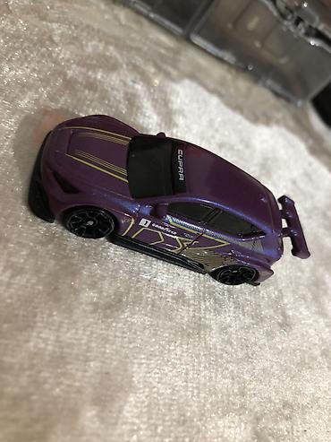 1: Məhsul: Miniatür maşın kolleksiyası + daşıma/qoruyucu vitrin qutuları — 6