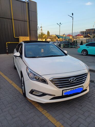 санат: Автомобиль Hyundai Sonata белого цвета с черным кожаным салоном