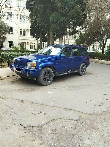 Jeep: Jeep Grand Cherokee (ZJ) – mavi rəngli, 5 qapılı SUV - Mühərrik: V8 — 9