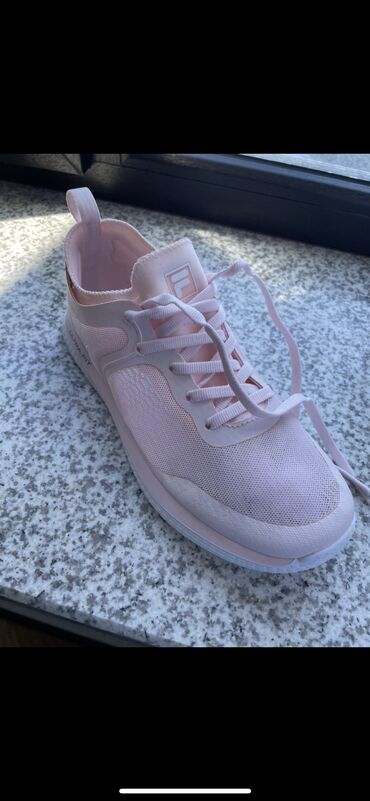 обувь школьная: Продаю Женскую Обувь Кроссовки (Fila) 
37 размер