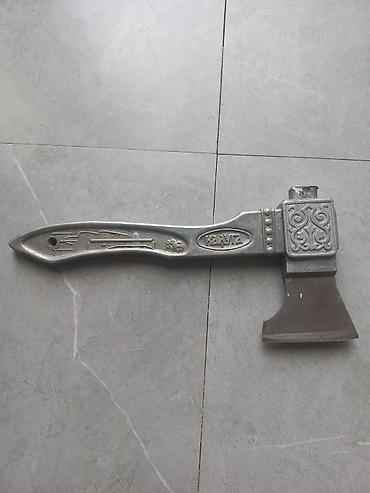 ev saatleri: Dekorativ naxışlı balta. Metal gövdəli və metal başlıqlı hazırlanıb — 2