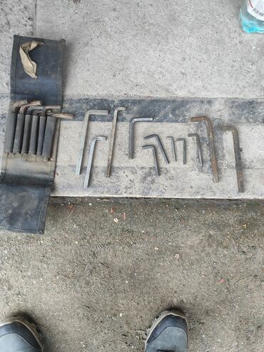 Наборы инструментов: Инструменты советские - молотки по 200 сом; ножницы по металлу большие — 18