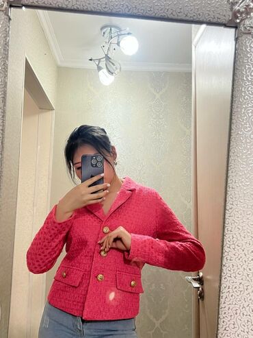 теплый пиджак: Твидовый пиджак
Размер s
Отдам за 500
В отличном состоянии