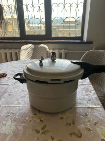 доски для кухни: Белая скороварка с черной ручкой. Предназначена для быстрого