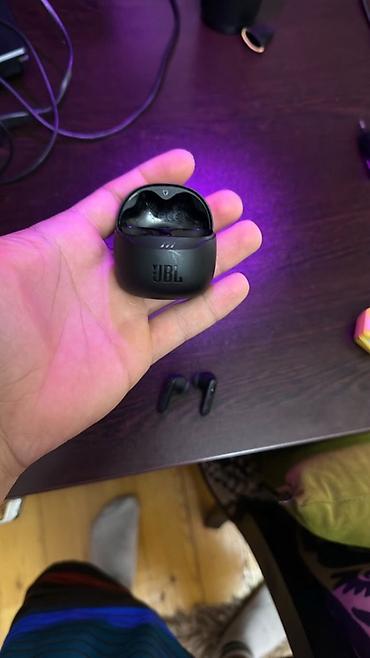 logitech pop keys: JBL simsiz Bluetooth qulaqlıq və şarj qutusu. Qara rəngdə, kompakt — 2